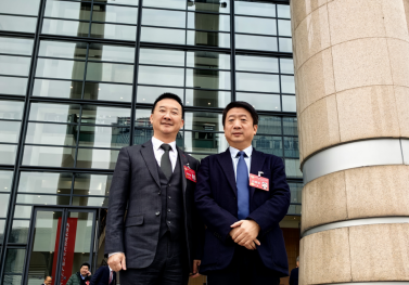 聚焦两会II365英国上市集团两位股东共赴盛会